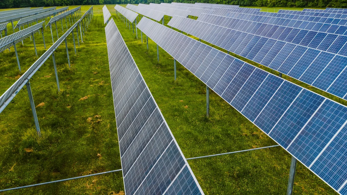 Paneles solares en campo